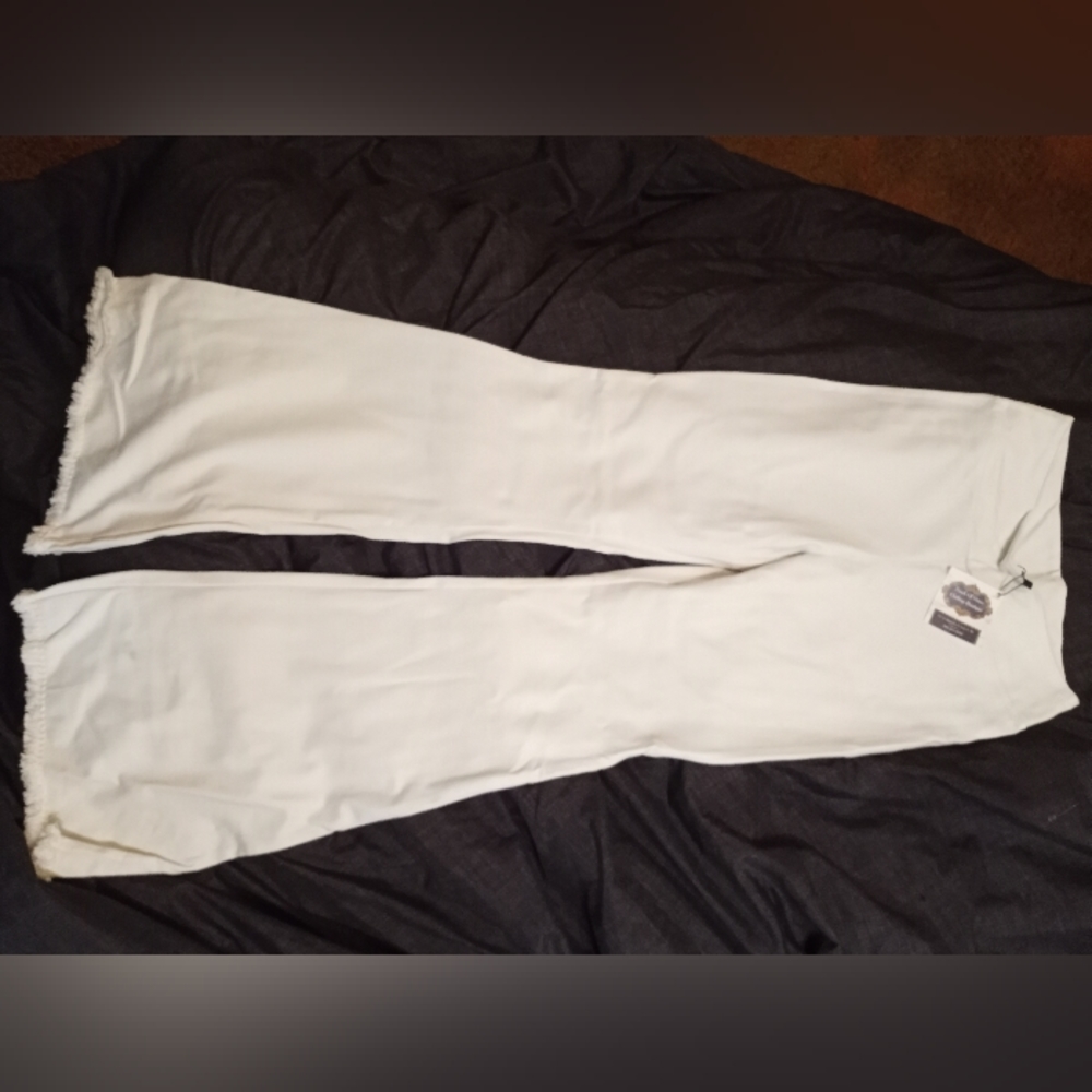 Flare leg pull on jeggings with fray at the bottom